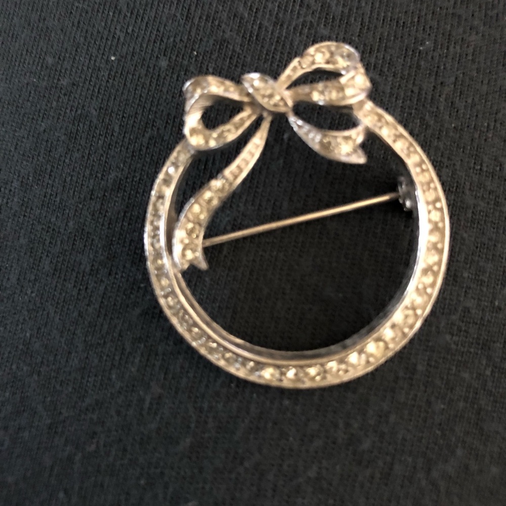 NWOT Wreath Brooch-Top Bow-Silver Tone-Rhinestones